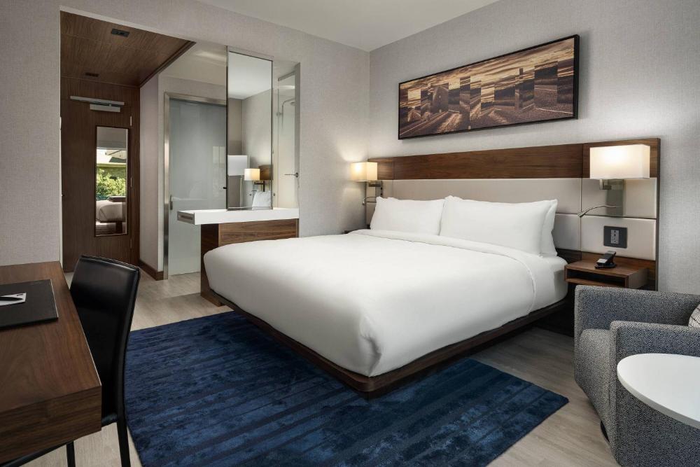 Guest Room, 1 King interior